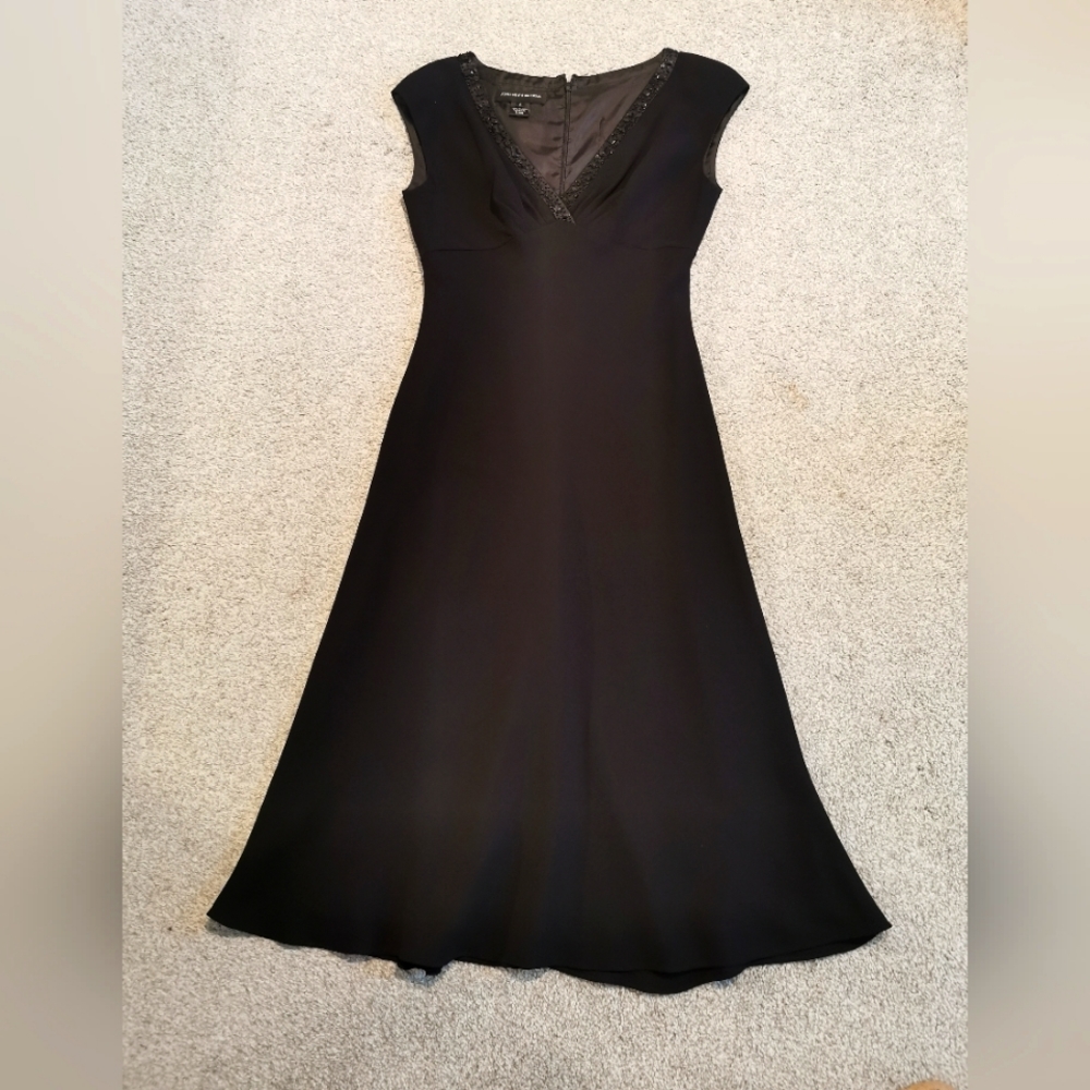 Jones New York black dress Size 6 beaded V neck midi dress